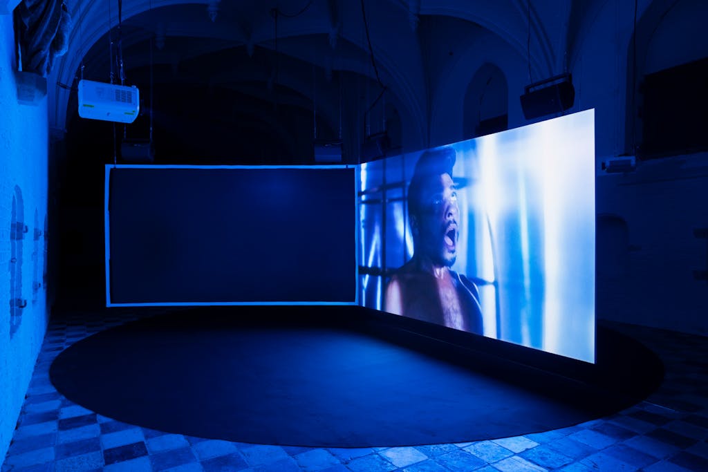 Michael Portnoy, Progressive Touch (2019)
Three-channel HD-video installation, 13 min., sound - © Installation view Vleeshal, Middelburg. Photo: Gunnar Meier., Paris Internationale