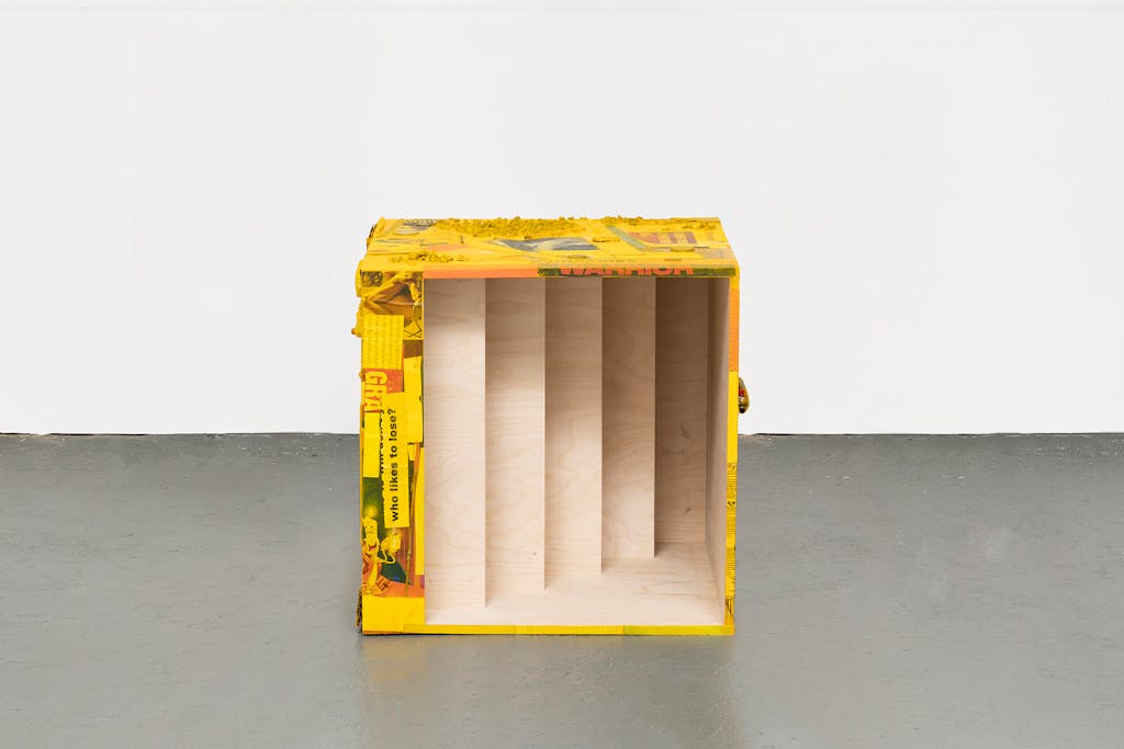 Yellow box - © Paris Internationale