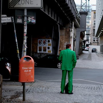 Costume vert / Poubelle orange - © Paris Internationale