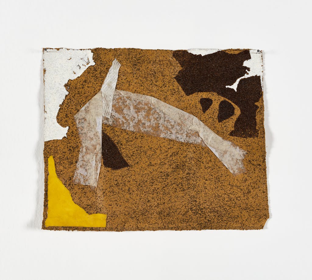Francis Offman, *Untitled* , 2022-2023 acrylic, ink, paper, 100% cotton, coffee grounds, Bolognese plaster on linen, 24 × 29,5 cm - © Courtesy P420, Bologna
Photo Credit Carlo Favero, Paris Internationale