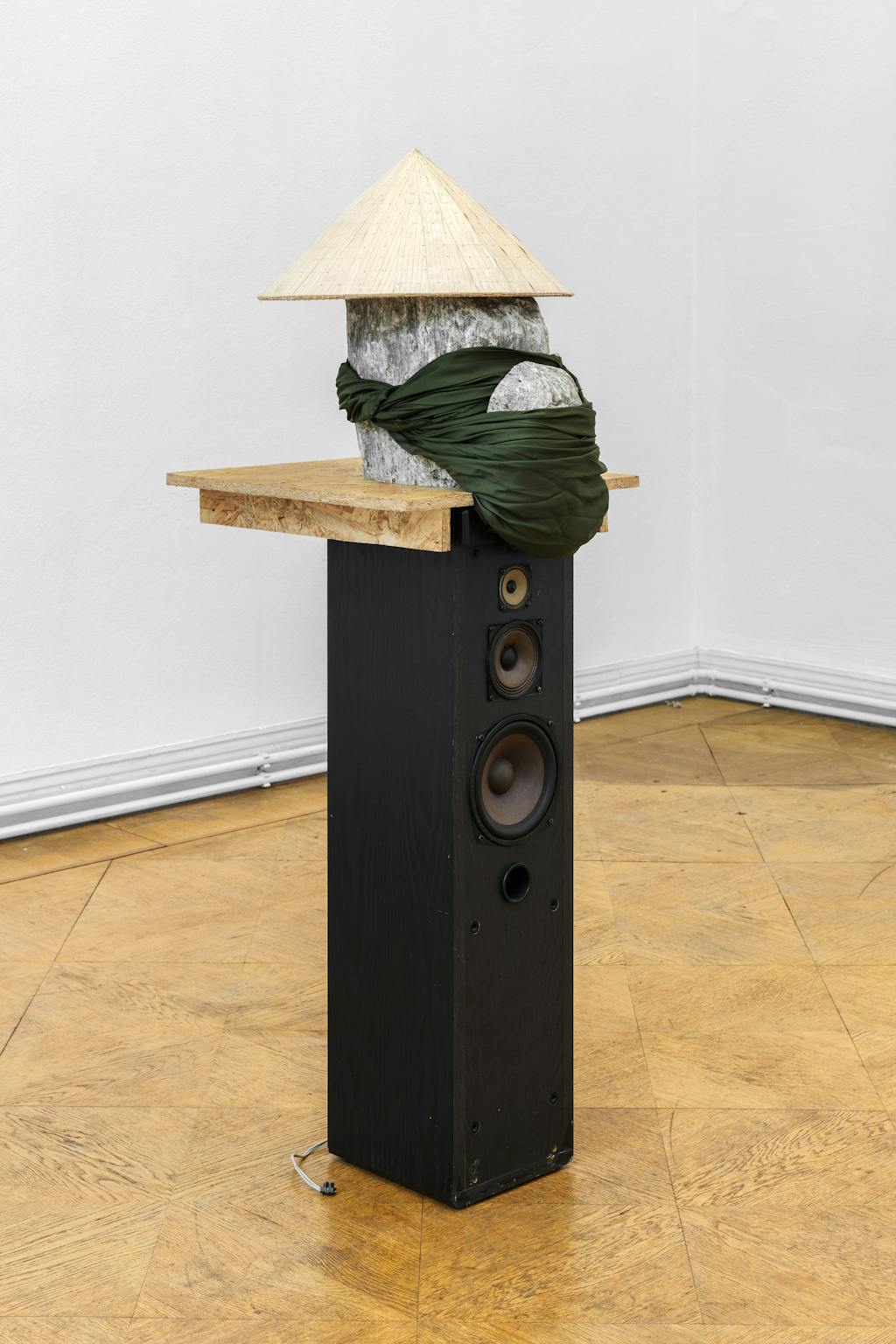 Phung-Tien Phan
*Single Tower*, 2022
Speaker, Rocks, Silk, Straw hat, OSB, speaker ear plug
130 x 42 x 42 cm - © Photo: Julian Blum, Paris Internationale